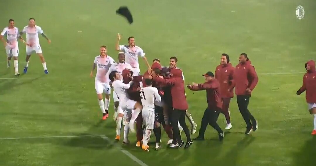 "Милан" празднует выход в Лигу Европы. Скриншот из видео twitter.com/acmilan