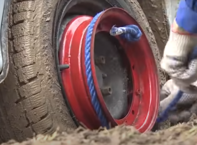 Очень простая в изготовлении самодельная лебедка (без мотора), поможет выехать самостоятельно из любой грязи