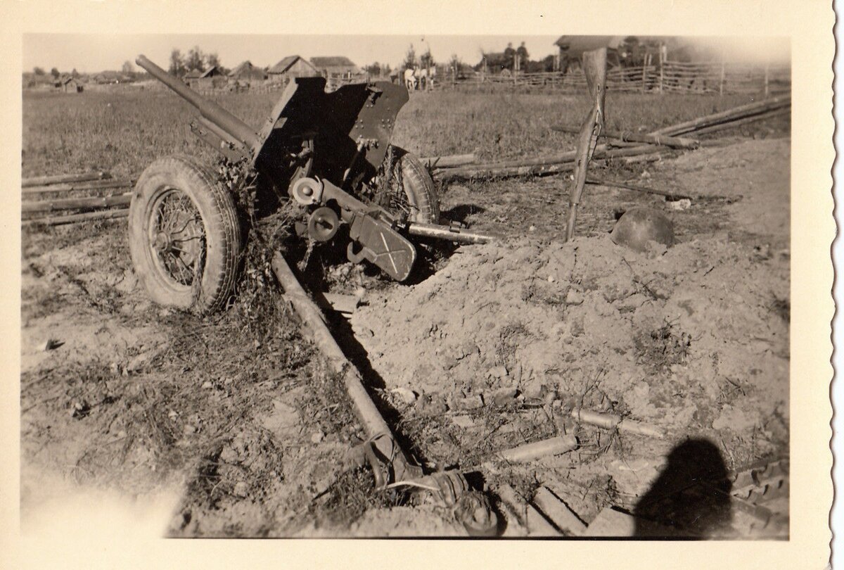 Советская 45-мм противотанковая пушка образца 1937 года (53-К) и похороненный рядом артиллерист