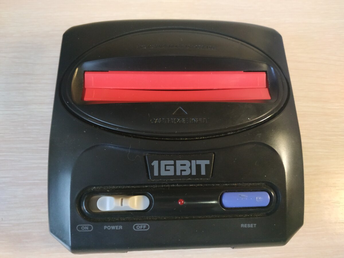 сама консоль в довольно хорошем состоянии, но запах китайского пластика не выветрился даже спустя десятилетие с небольшим ( в коробке был чек о покупке от 2007 года)