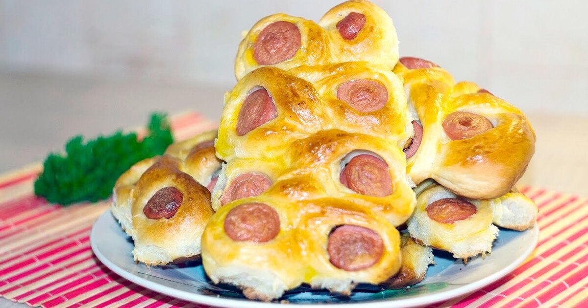 Источник: https://smak.ua/recept/vipechka/52207-na-skoruyu-ruku-zakusochnye-bulochki-gusenichki-s-sosiskami