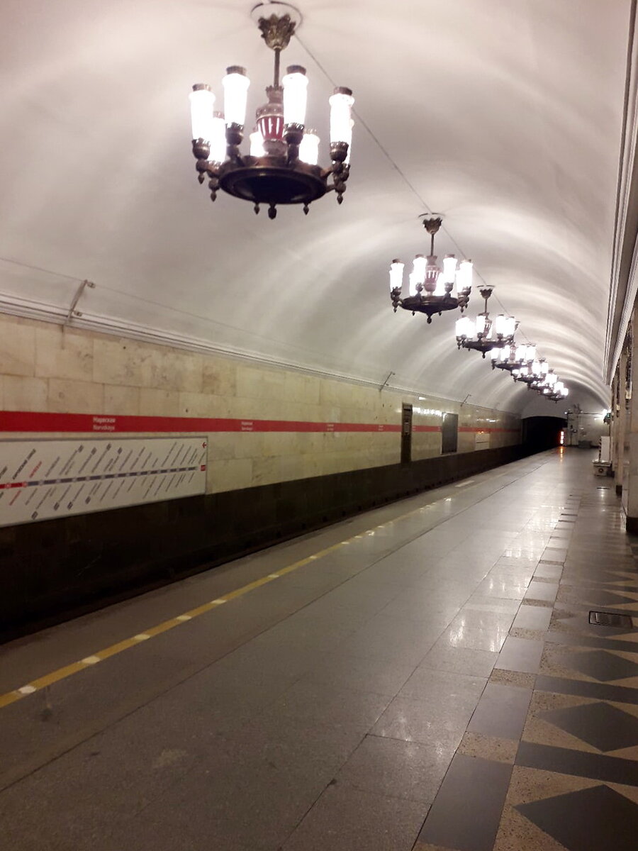 Весна, разгар самоизоляции, время 21.30, метро Нарвская. Пусть и совсем нет рекламных щитов. Рекламу и сейчас никто практически не дает. Это печалька...