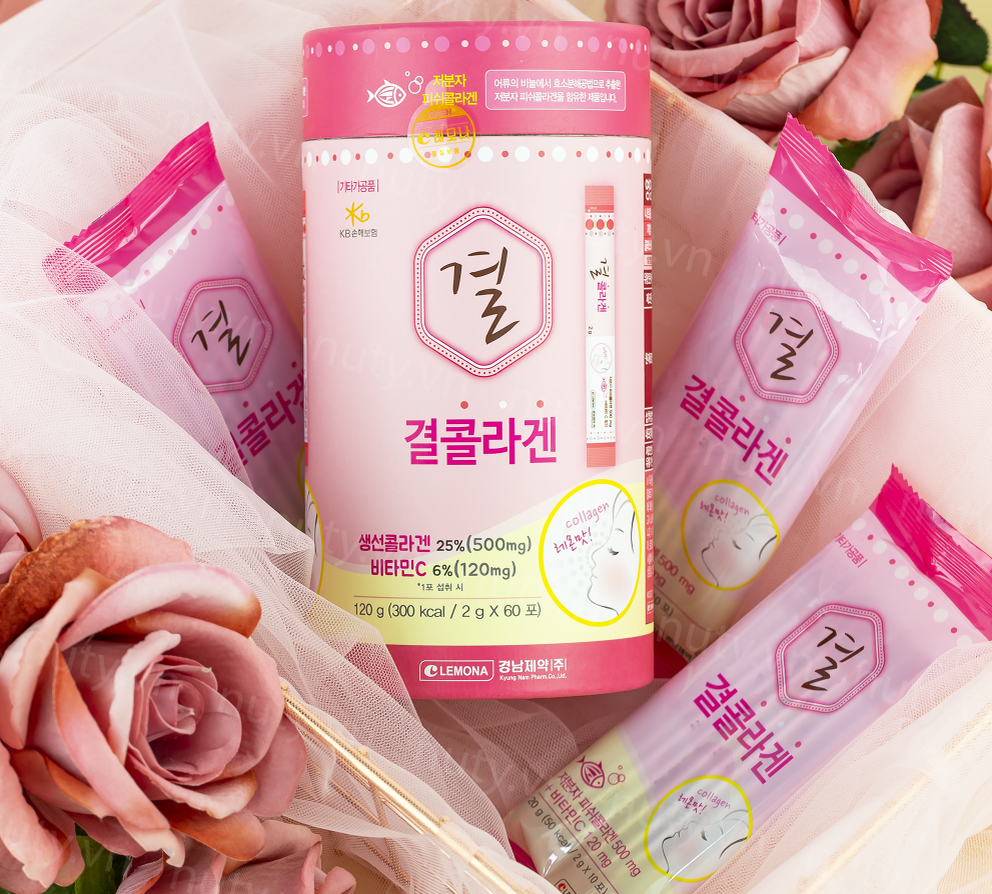 Появившись только в этом году, это средство сразу стало маст-хэвом. Чистый морской коллаген, гиалуроновой кислота и витамин С в 60 пакетиках курсом на 2 месяца. Кожа становится более гладкой и увлажнённой, ногти, суставы и волосы становятся более крепкими