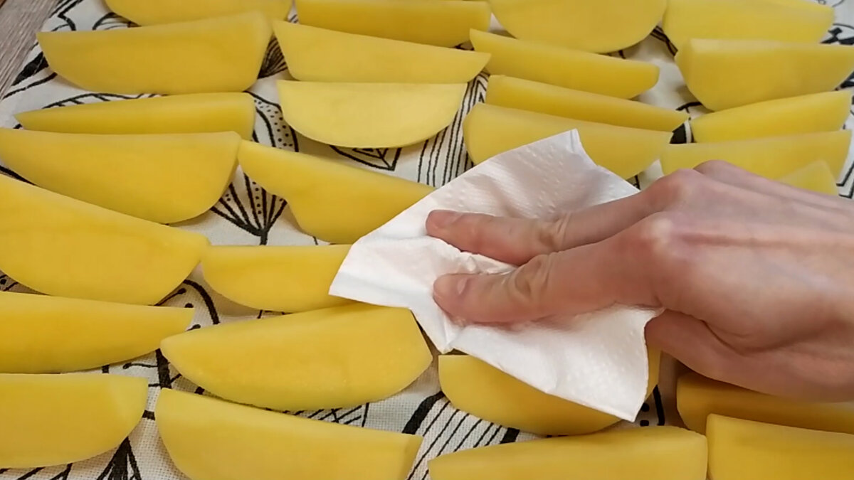 Промакиваем бумажными полотенцам или салфетками