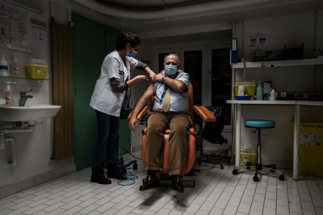 Автор фото, AFPПодпись к фото,Французы не доверяют вакцинам, больше всего опасаясь побочных эффектов