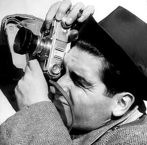 Роберт Капа и его Contax. Советский "Киев" как раз сделан на базе данного фотоаппарата. Бытует мнение что все после военные фотоаппараты "ФЭД" "Киев" сделаны именно на тех мощностях на которых делали Contax и Leica. 