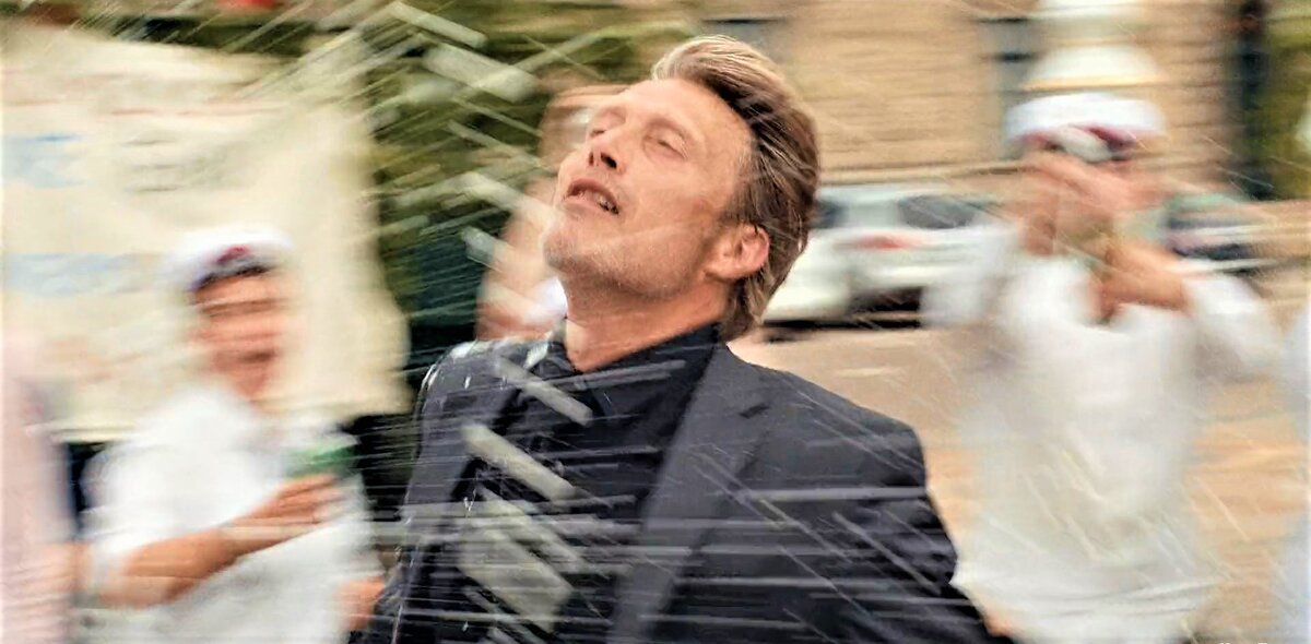 Тут связывают напитки и бренд «самой счастливой страны». К/ф «Еще по одной».