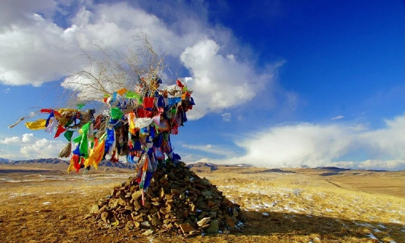Тува похожа на огромную чашу, со всех сторон окруженную горными хребтами, а в центре ее располагается большая долина, где берет свое начало одна из крупнейших рек мира— Енисей
