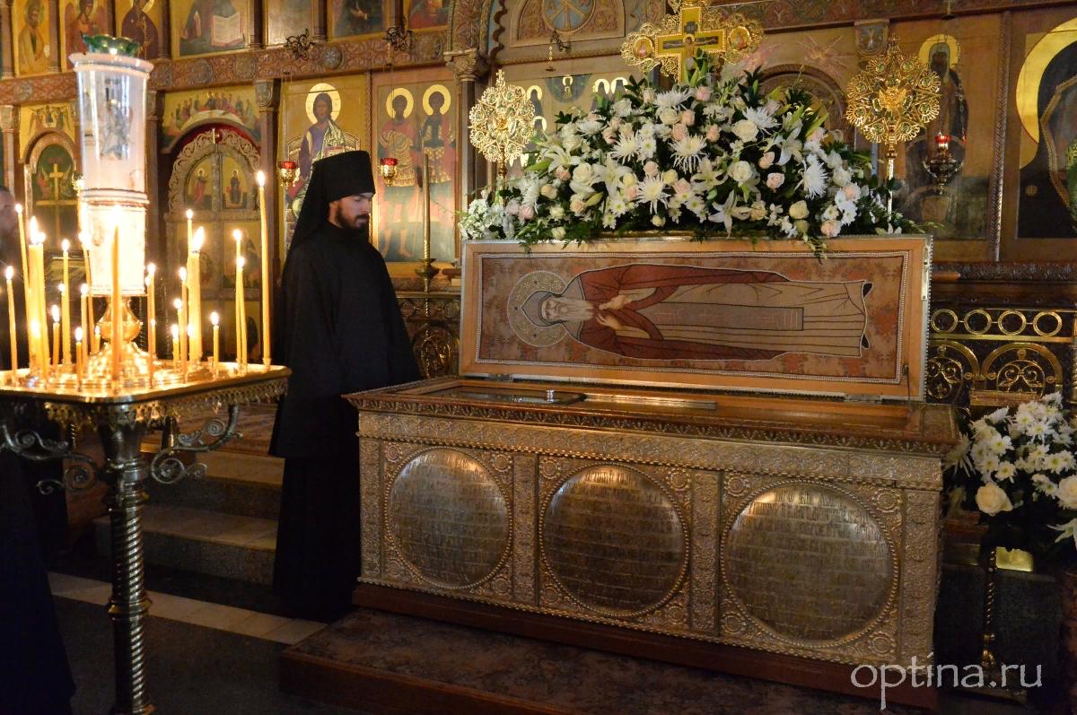 оптина пустынь храм спорительница хлебов. оптина пустынь мощи амвросия. собор владимирской божьей матери оптина пустынь. оптина пустынь мощи старцев. владимирский храм оптиной пустыни мощи.