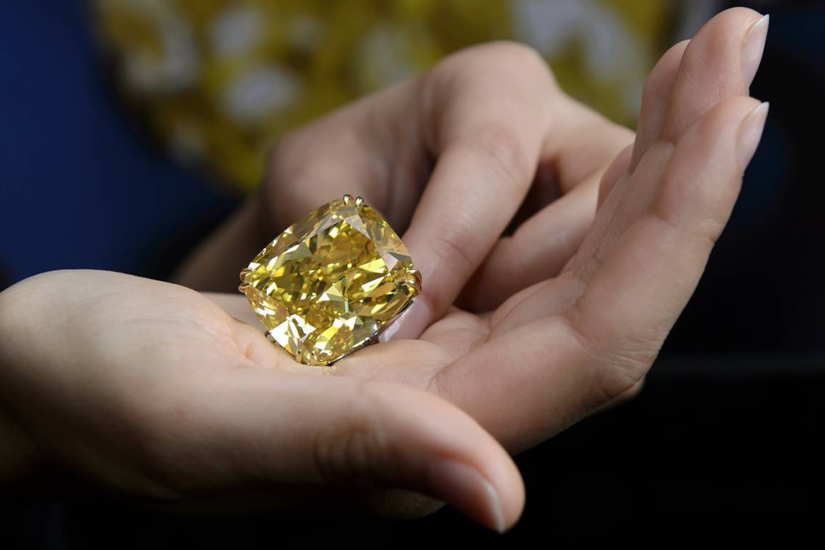 Зовут золотая. Yellow Diamond жёлтый бриллиант. Кольцо Graff vivid Yellow. Graff vivid Yellow Diamond. Золотой бриллиант.