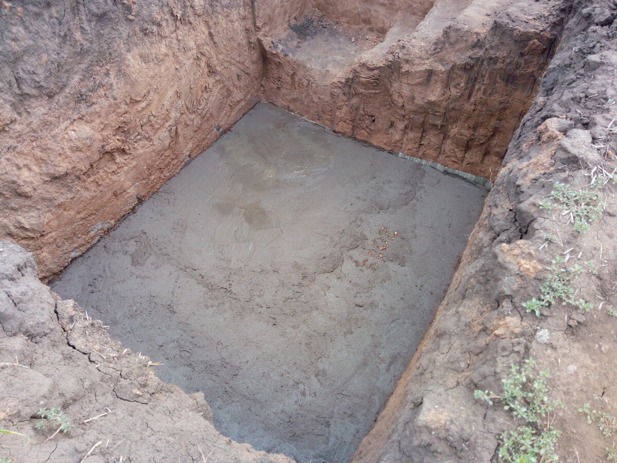 Бетонная стяжка. На заднем плане видно временную лестницу