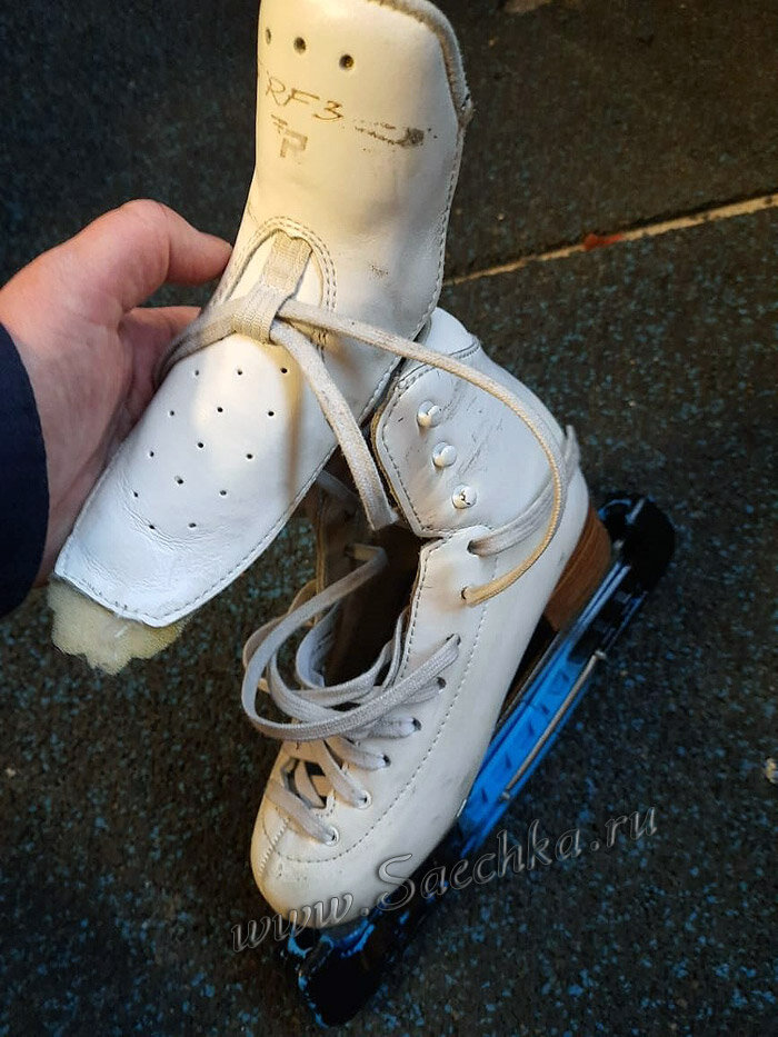 Вырванный из конька язычок