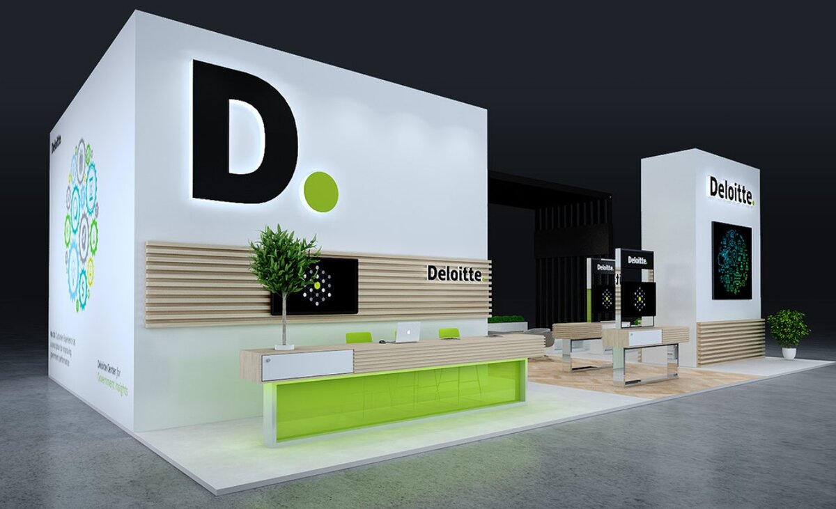 Стенд Deloitte выполнен в классическом стиле. Открытый и яркий стенд. Длинная рецепш-зона позволяет посетителям чувствовать себя в комфорте.