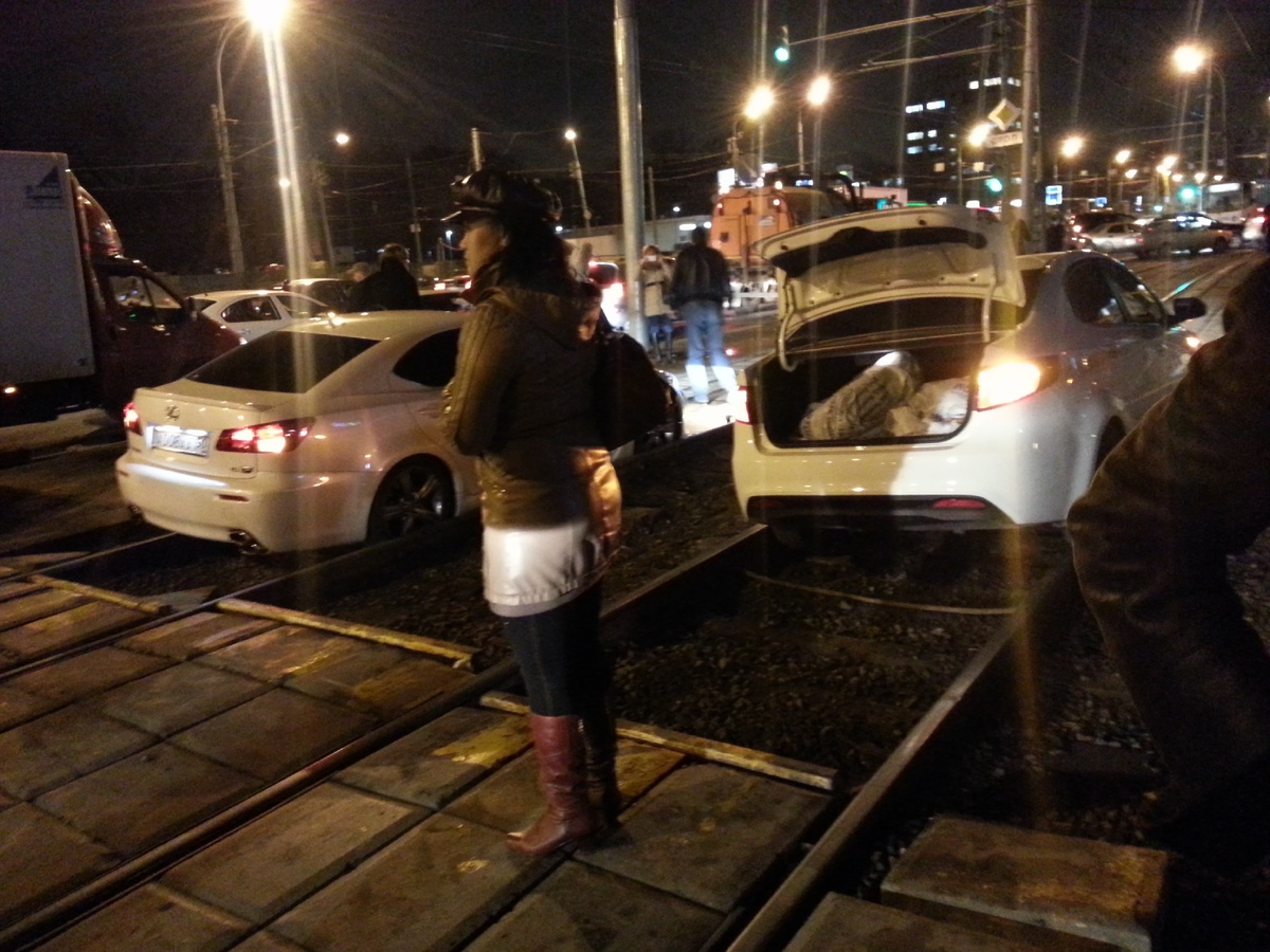 Ноябрь. Утро. Машины. Рельсы. Фото из личных архивов.