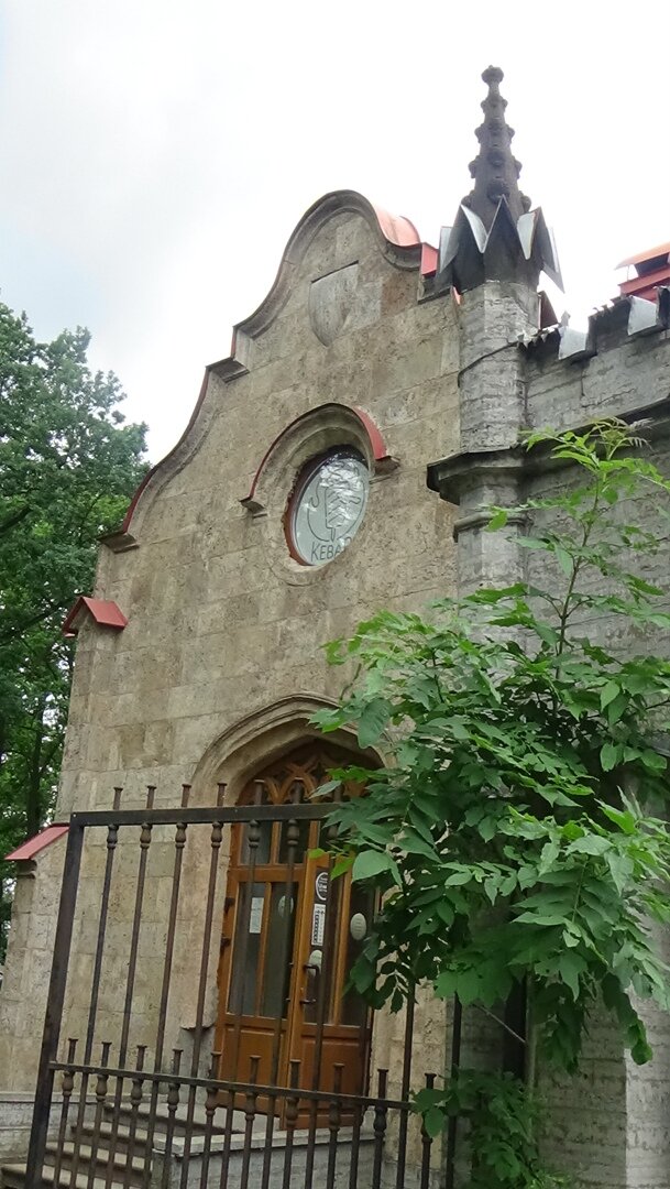 2020 год. Планировала снимать отдельные элементы здания, потому упустила снимки в полный рост