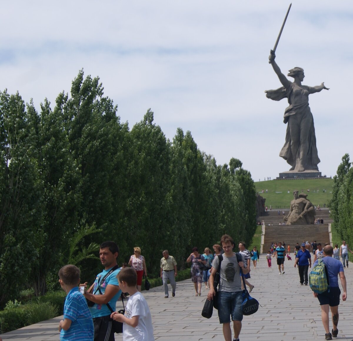                                           Аллея пирамидальных тополей