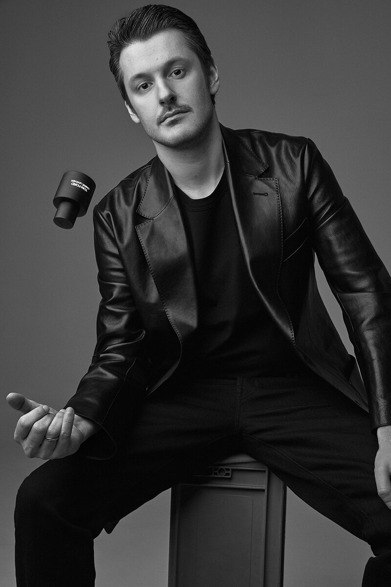 Илья зачастую появляется в своих фильмах, как один из персонажей.