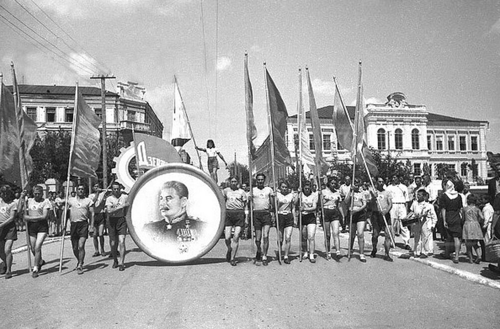 Послевоенное состояние ссср. Парад физкультурников 1945. Сталинград парад 1945. Парад физкультурников 1953 года. Сталинград спортивный парад 1945г.