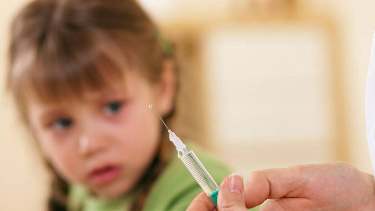 Прививки дети плачут. Вакцинация детей. Укол мальчику 6 лет. Укол девочке 6 лет.