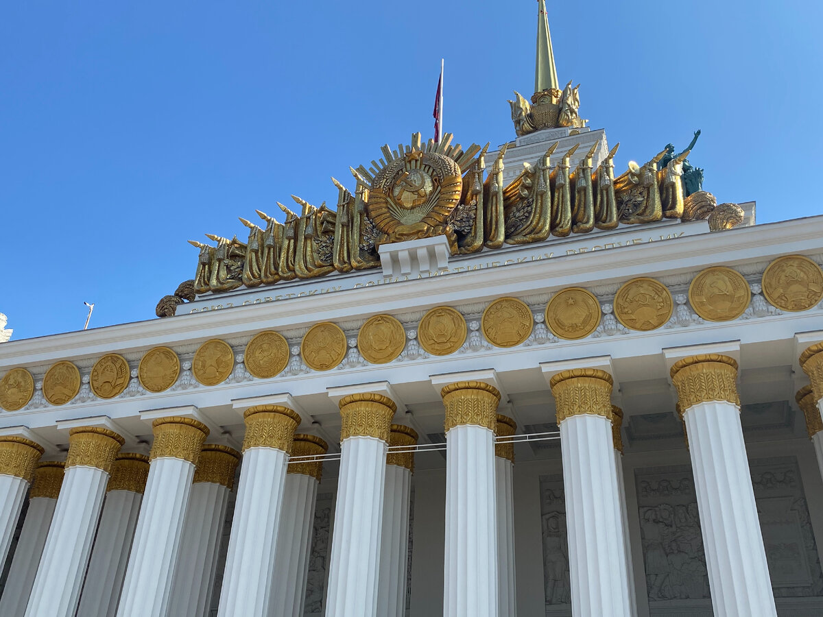 Фото автора. Центральный павильон ВДНХ. Величественное 97-метровое здание со звездой на золоченом шпиле возвели во время масштабной реконструкции в 1954 году.