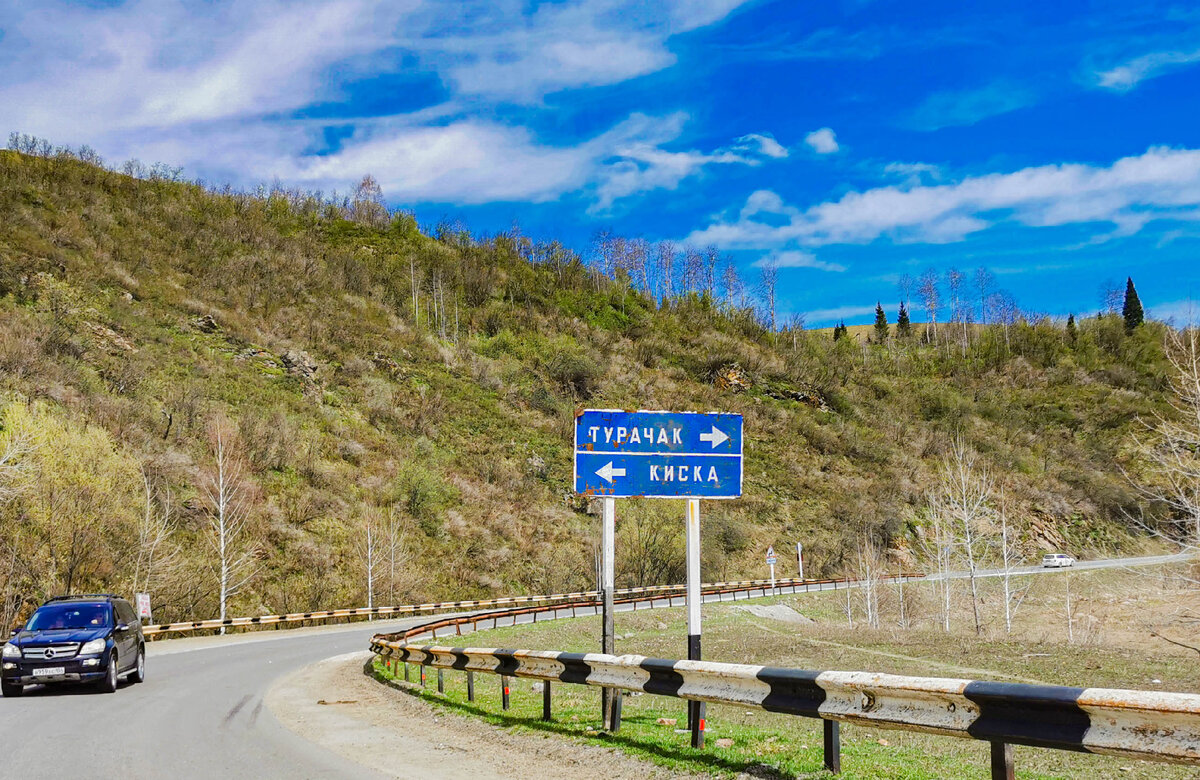 Направо Турачак. Налево Киска. Фото "Лодочник"