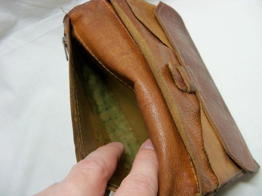 куда старый кошелек. старая кошелка. огромный кошелек в мире. кошелек денежная магия. открытка с праздником старые кошельки.