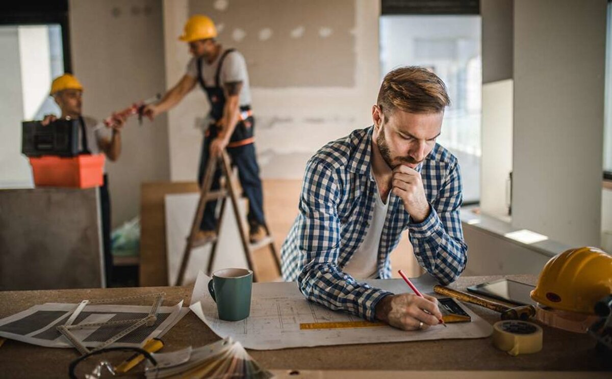 Также учтите, что ремонт в старых домах может подразумевать замену окон, канализационных и инженерных систем.