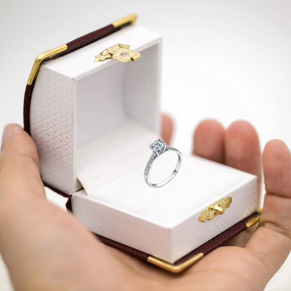 Подарочная ювелирного магазина. Кольцо в коробочке. Коробочка для ювелирных украшений. Красивая коробочка для кольца. Обручальное кольцо в коробочке.
