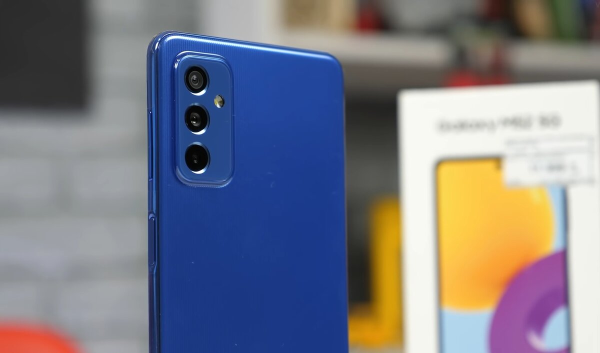 Новый Galaxy M52 5G имеет массу отличий в сравнении с прошлогодним M51. Источник: YouTube-канал VseKitai