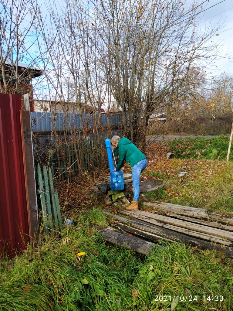 За водой первый месяц мы ездили на колонку. А для чая покупали из бочки 6 рублей 1 литр.