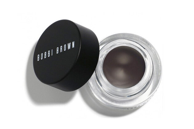 Подводка Long-Wear Gel Eyeliner, Bobbi Brown 
Кейт настолько влюблена в косметику Bobbi Brown, что именно этой марке и ее визажистам доверила свой свадебный макияж. В повседневной жизни герцогиня постоянно пользуется гелевой подводкой, считая ее самой удобной в нанесении и стойкой. Мы поддерживаем!