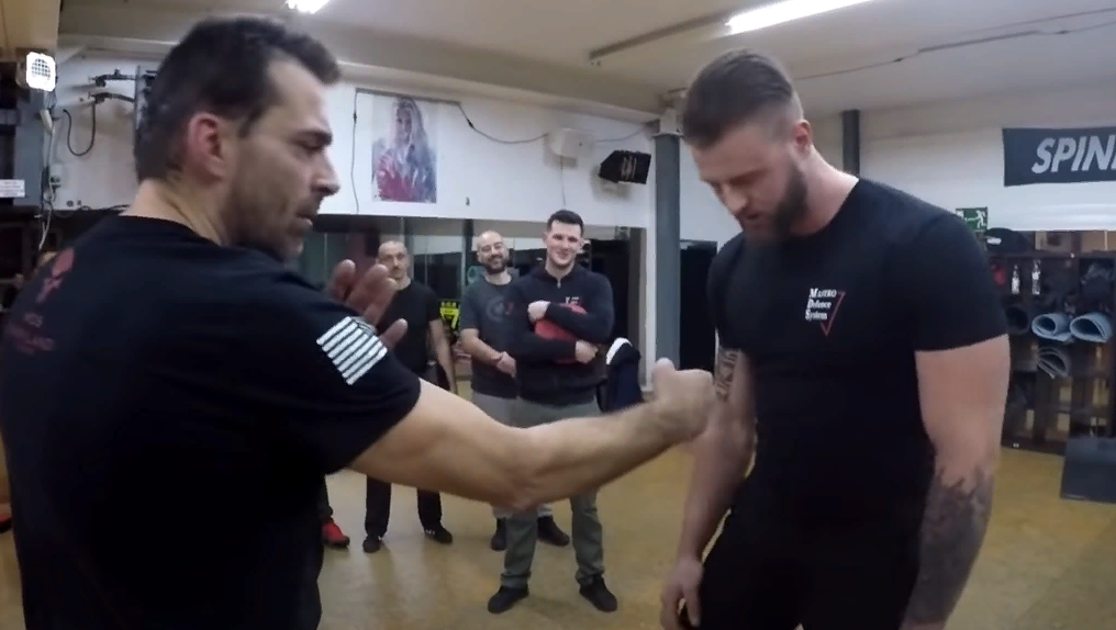 Фред Мастро демонстрирует удар вертикальным кулаком. Фото с сайта https://www.youtube.com/watch?v=245UyBaRyEo