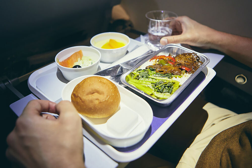 Естественно, это современная фотография. Тогда не было никаких касалеток, а курица привозилась в сотейниках по 10-15 порций в каждом.