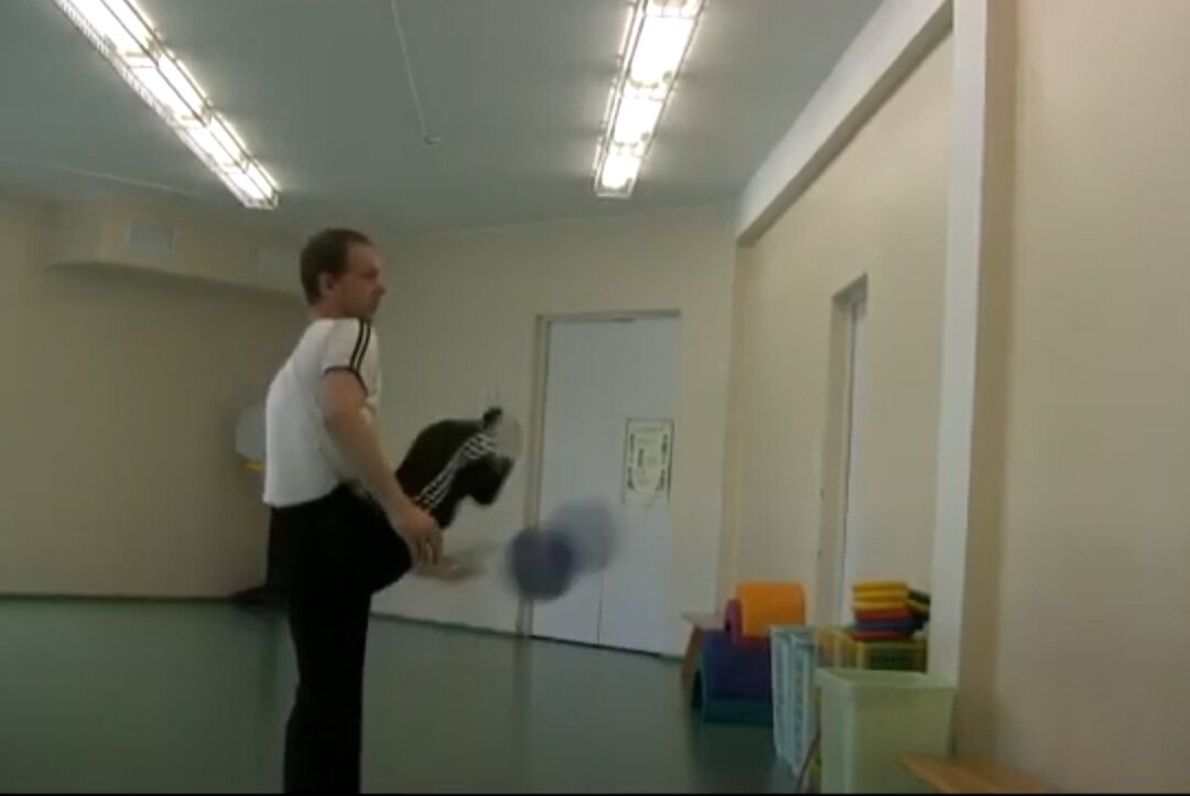 Бросок из-под ноги.