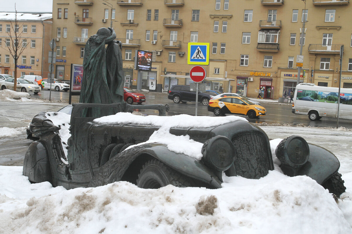 Памятник героям Булгакова. Фото автора