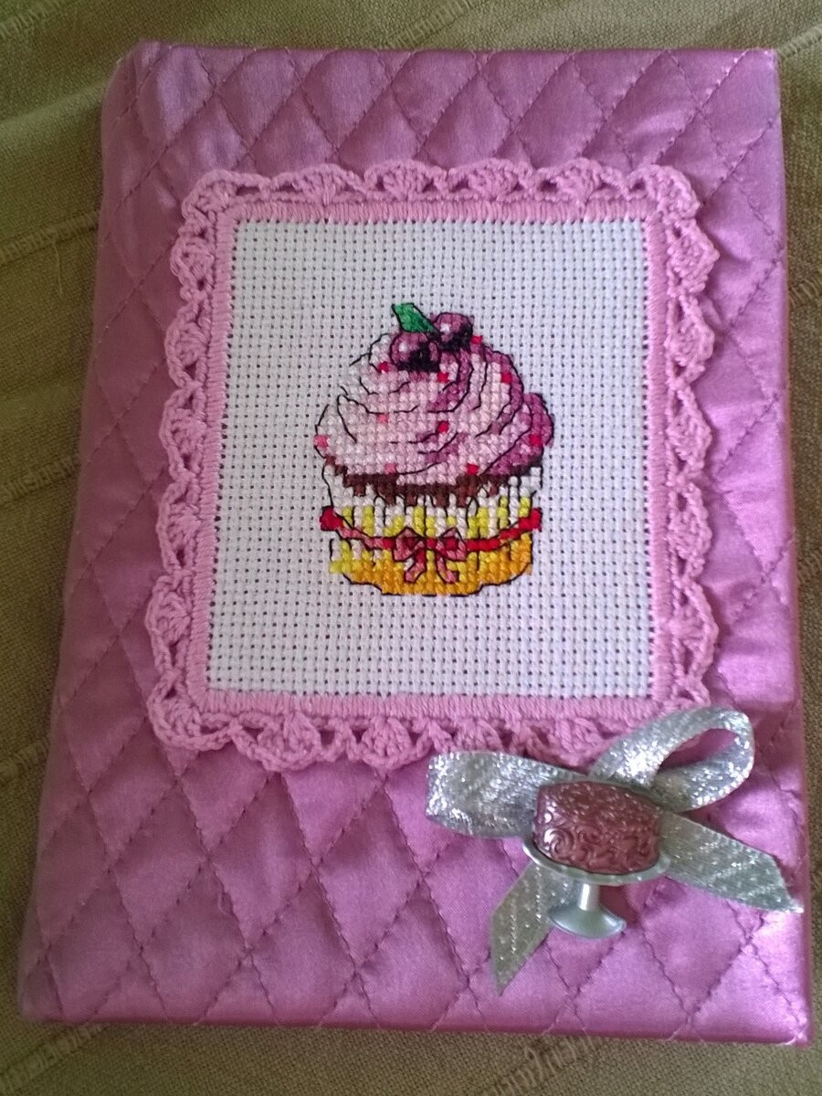 Для готовой книжки для записи рецептов я сделала стеганую обложку с вышивкой, кружевную тесьму розовую связала сама.