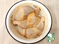     В миску добавить смесь специй для курицы (2 ст. ложки), соль и черный молотый перец добавить по вкусу, добавить 1 ст. ложку растительного масла. Смесь размешать и покрыть ею куриные окорочка.
