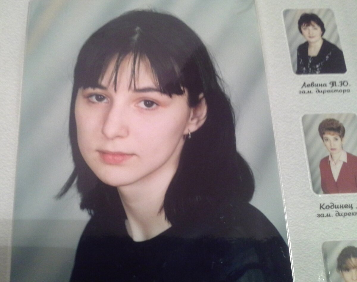 Моя дочка Софья в конце 9-го класса. Всегда была курносой, а вдруг стала остроносой и строгой. Похожей на своих педагогов