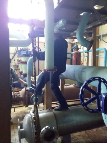 Кожухотрубный теплообменник в пгт Грицовский на котельной БМК-15 ООО "ТеплоРесурс" в момент монтажа.