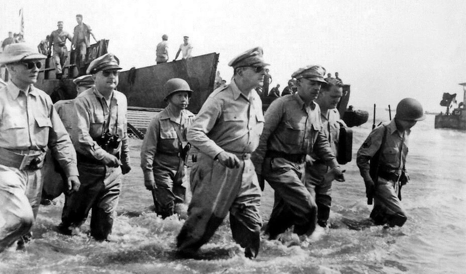 Генерал Макартур возвращается на Филиппины. Остров Лейте, 20 октября 1944 года