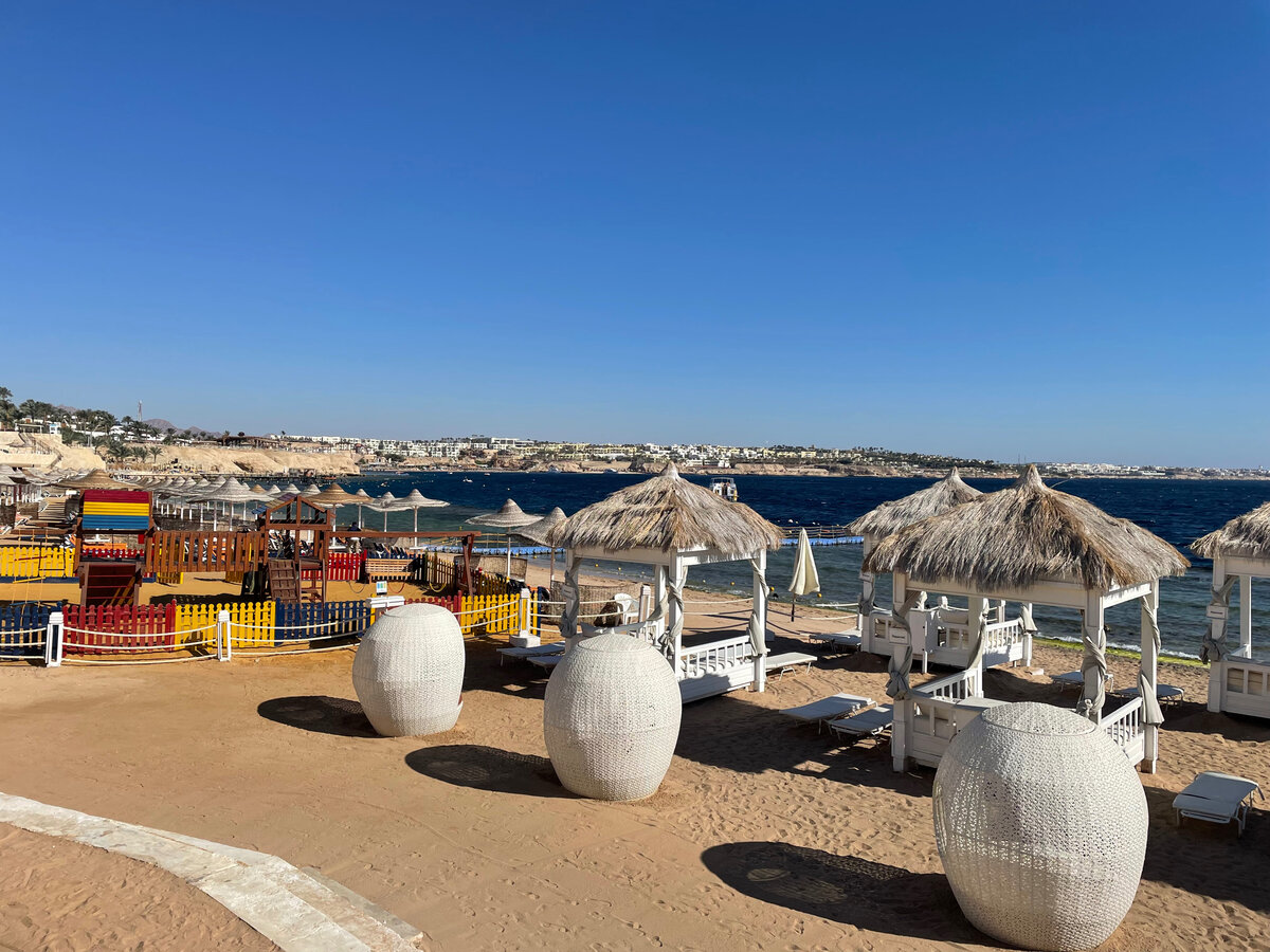 Дата фото: 14 февраля, ни тучки, температура воздуха 24 градуса, воды - тоже 24. Фото автора