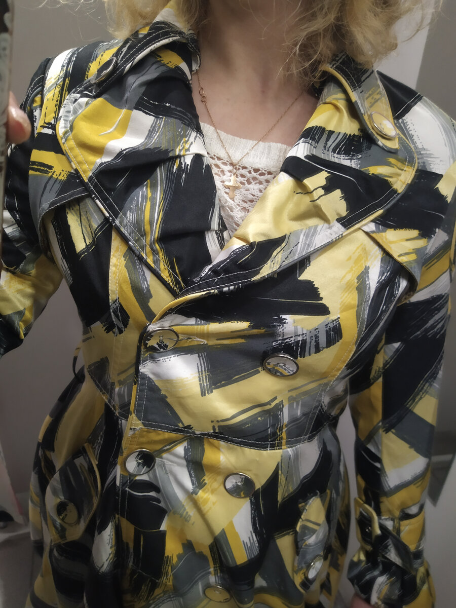 Плащ Emilio Pucci. Тут особенно видно как мне тесно в груди.