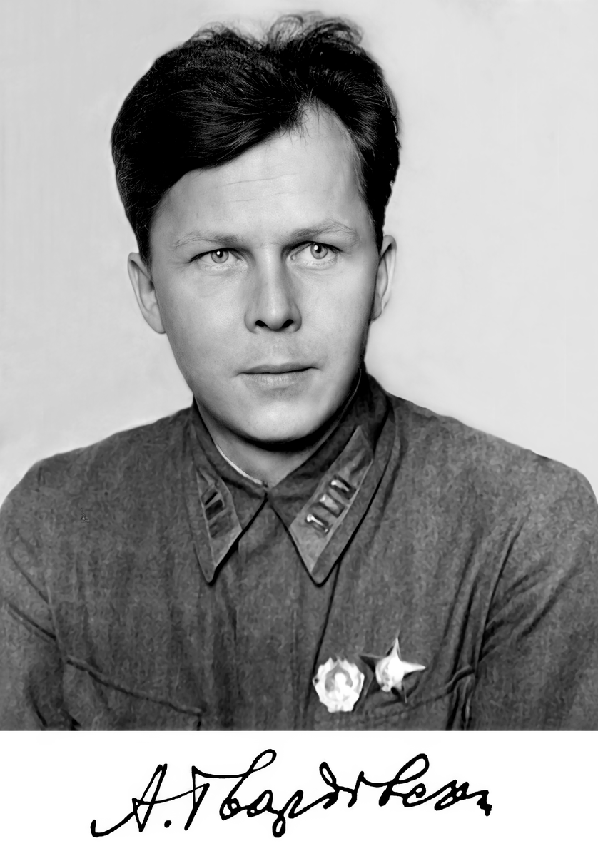 Александр Трифонович Твардовский фото 1942г.  Реставратор фото Галатея Кортикова