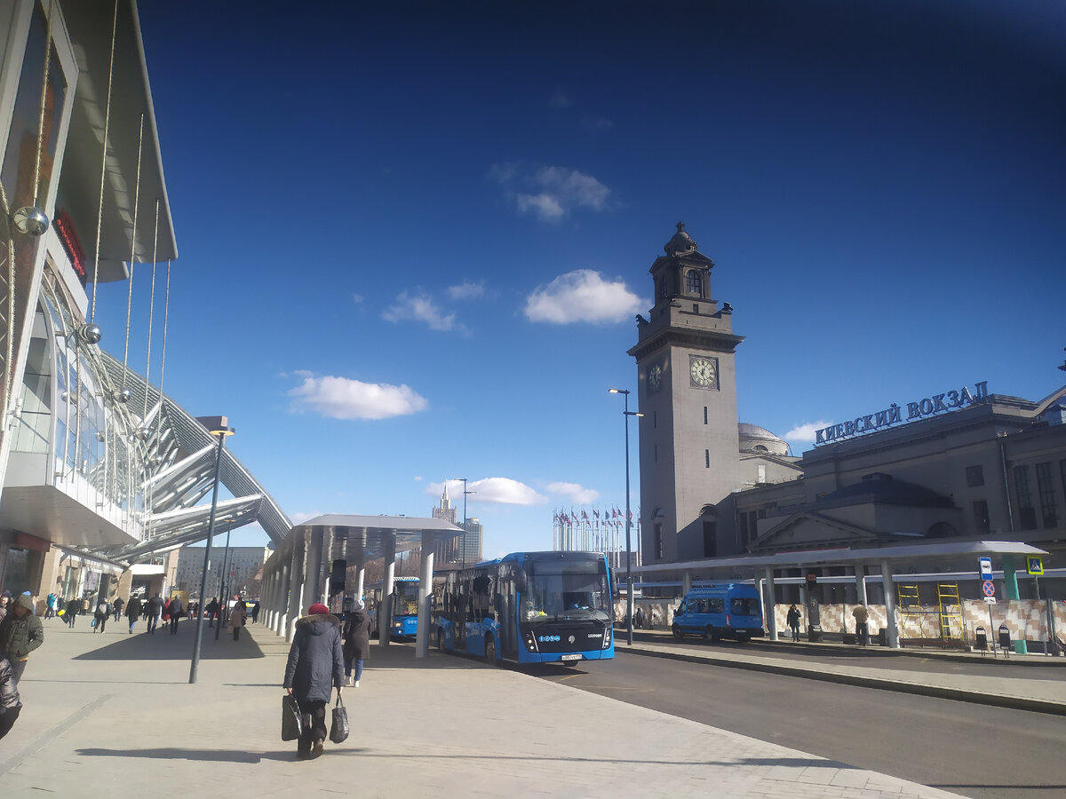 Солнечно-голубое фото на бегу