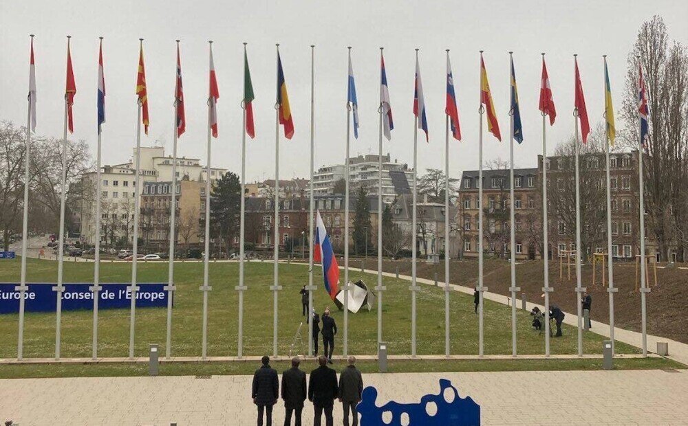 Флаг РФ, снятый с флагштока перед зданием Совета Европы