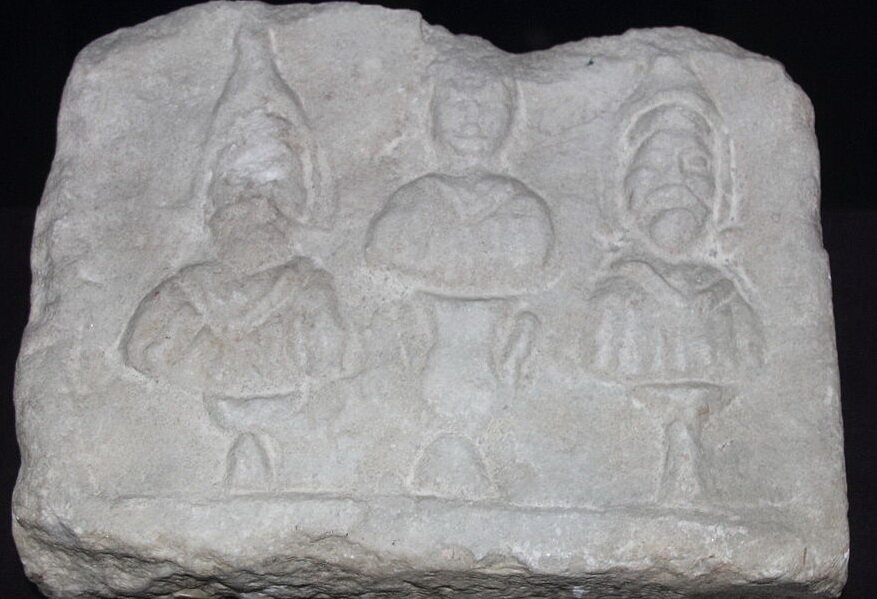 Вотивной изображение одного из вариантов "дунайских (дакийских) всадников" из античного города Томы (ныне г. Констанца в Румынии), III век. Диоскуры изображены здесь без лошадей, но о их конной природе можно догадаться по головным уборам. Фото википедия.