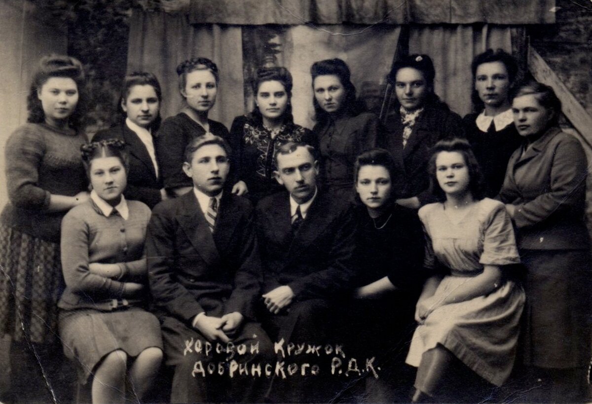 Хор Добринского Дома культуры. В первом ряду (второй слева) Я.М. Вепринцев, справа от него С.С. Яриков и Л.А. Пальмова. Во втором ряду (первая слева) Зинаида Назарова (Прокофьева), Людмила Секачева (четвертая слева), А.А. Пальмова (вторая справа), Екатерина Колесникова (крайняя справа). К сожалению, имена других установить не удалось.