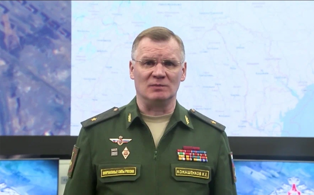 По данным ведомства, украинские военные пытались вывести командующих батальона "Азов" из Мариуполя. Однако 2 вертолёта на которых они собирались это сделать были сбиты силами ДНР.