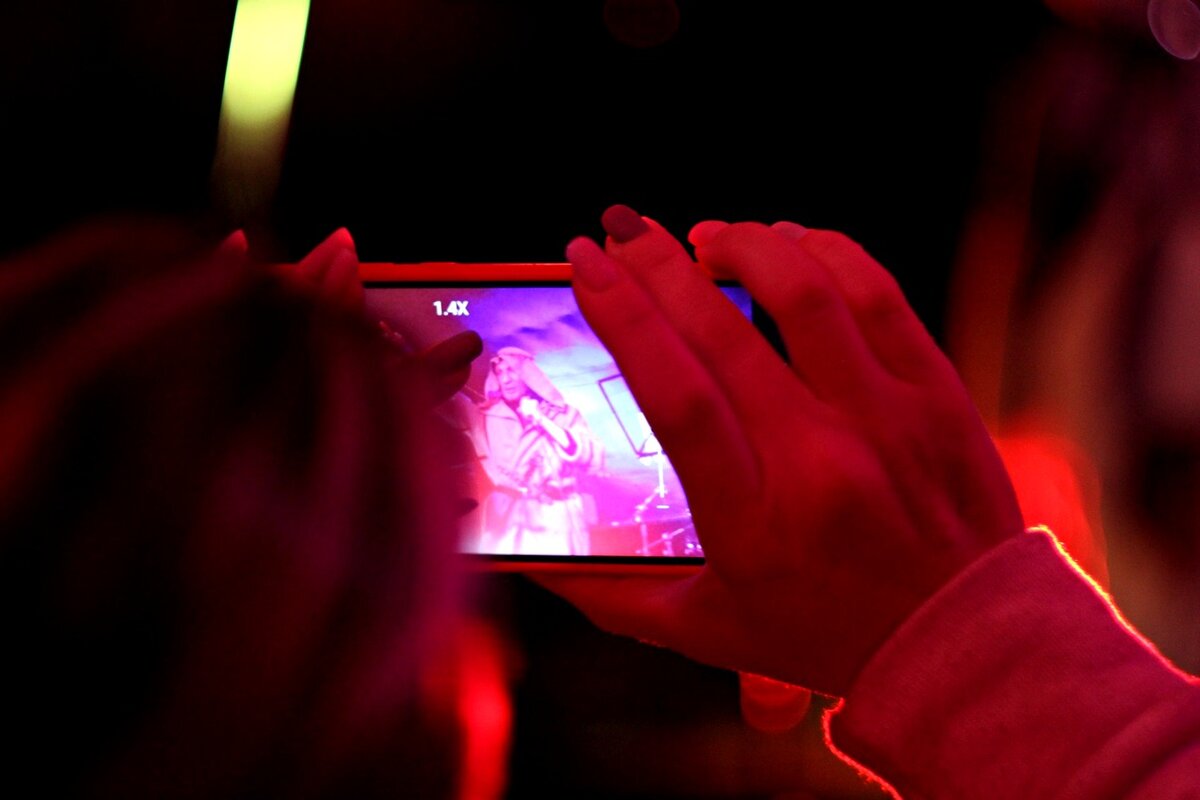 Автор канала снимает вам контент. Фото Александра Тонких, 08.04.2022 год, вечер в клубе "Маяковский".