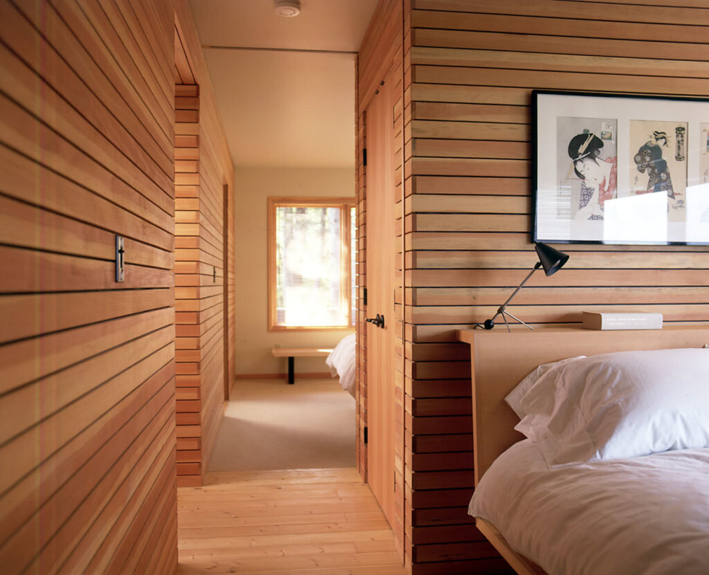 Даже минималистичный интерьер с деревом смотрится уютно и тепло